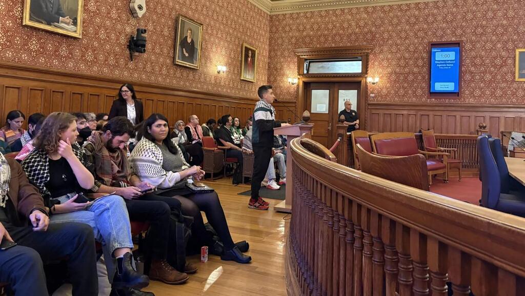 Public comment in Cambridge City Couuncil meeting (Photo: From social media) קיימברידג' אישרה ברוב דחוק החלטה לקדם משיכת השקעות מקרנות הפנסיה