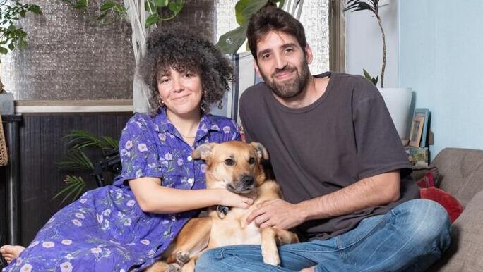משפחת בר שירה - על הספה