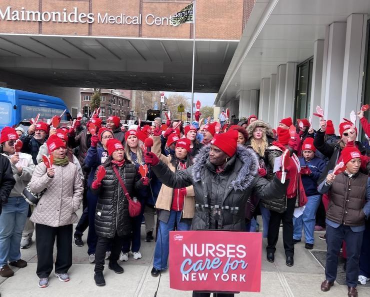 Hospital employees demonstrate to demand improvements in working conditions and patient care (Photo: New York State Nurses Association) הפגנת עובדי בית החולים בדרישה לשיפור תנאי העסקה וטיפול