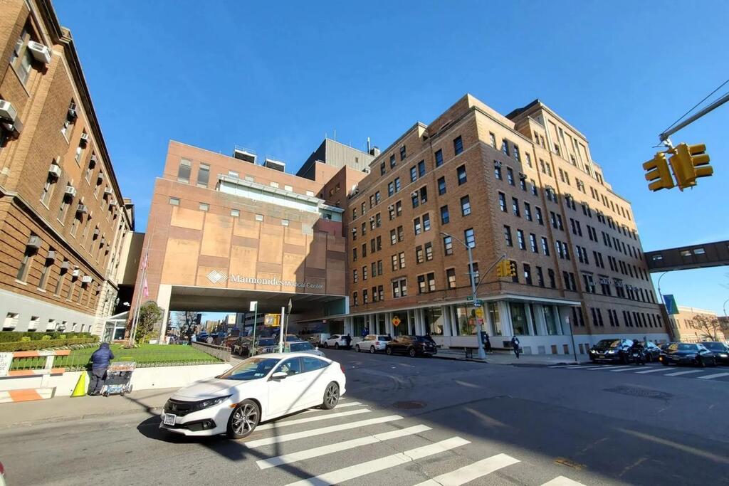 Maimonides Medical Center, in the heart of Brooklyn's ultra-Orthodox Borough Park neighborhood (Photo: Maimonides Emergency Medicine) בית החולים מיימונידס, בלב השכונה החרדית בורו פארק בברוקלין