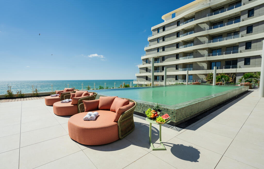 A sea-facing swimming pool at SEA ONE offers residents sweeping Mediterranean views and poolside relaxation (Photo: Ofir Lavi) A sea-facing swimming pool at SEA ONE offers residents sweeping Mediterranean views and poolside relaxation