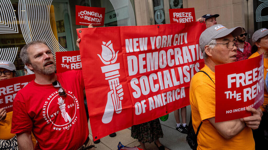 Democratic socialist protesters in New York in June. A Gallup poll found that 43% of Americans now view socialism favorably (Photo: Adam Gray/Bloomberg) מפגינים דמוקרטים־סוציאליסטים בניו יורק, ביוני