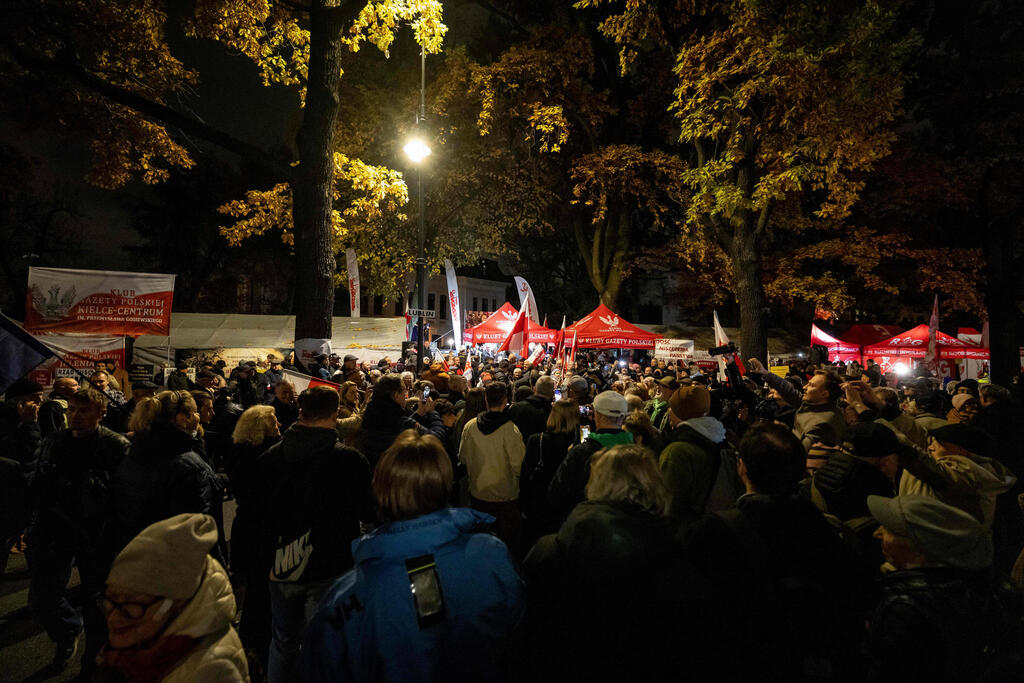 Crowds gather outside the court in Warsaw on Friday evening (Photo: Wojtek RADWANSKI / AFP) ורשה פולין מחאה מחוץ לבית משפט העליון