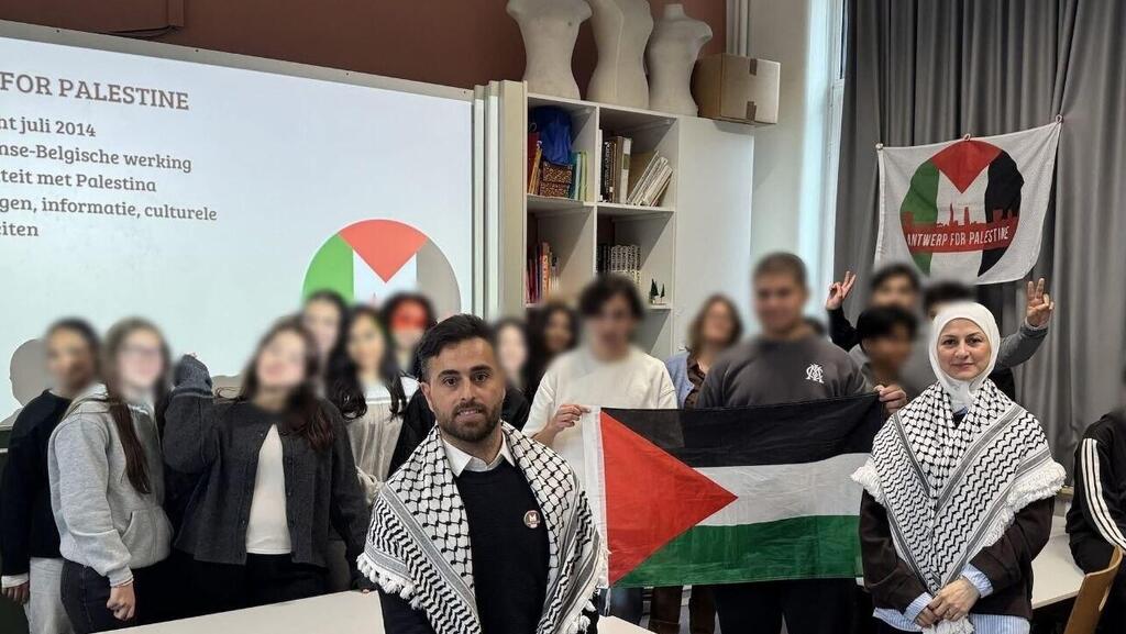 Students also posed with a Palestinian flag at the end of the lesson שעור בגיאוגרפיה בבלגיה הפך לבמת תעמולה נגד ישראל - השגריר דורש לפתוח בחקירה