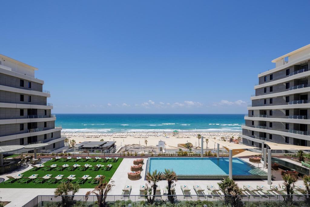 SEA ONE's rooftop swimming pool overlooks Rishon LeZion's beach, with the Mediterranean just beyond the residential complex (Photo: Eran Turgeman) SEA ONE's rooftop swimming pool overlooks Rishon LeZion's beach, with the Mediterranean just beyond the residential complex