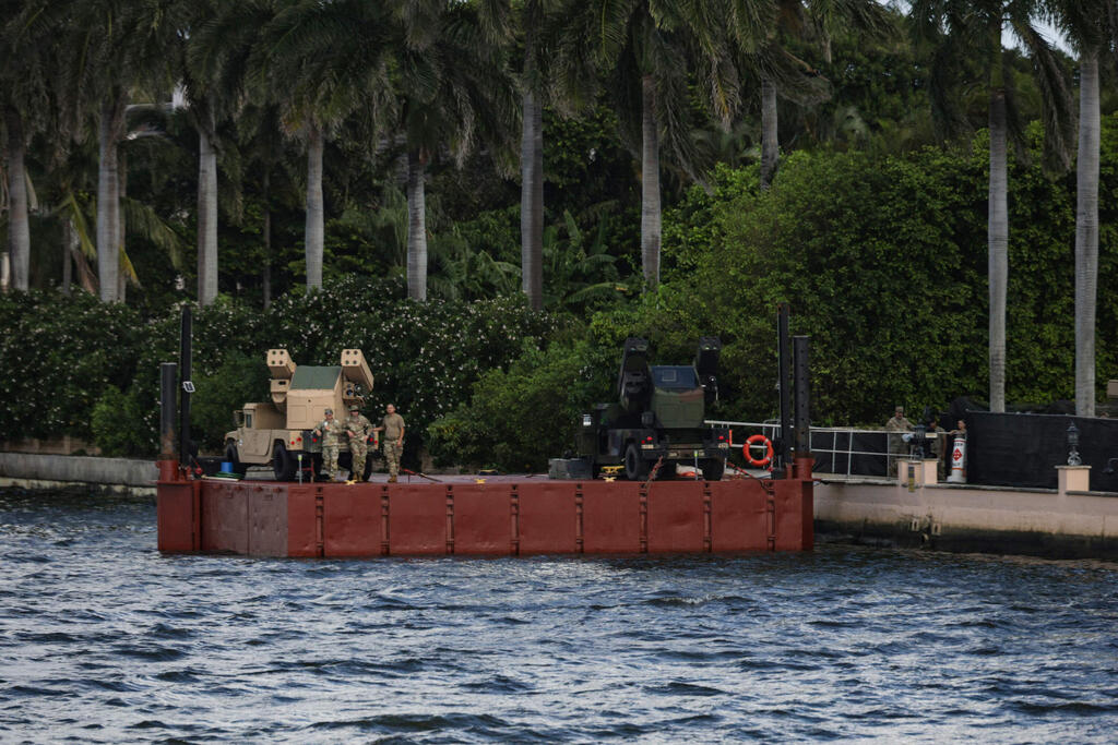Two Avenger air defense systems equipped with Stinger missiles positioned on a floating platform in a lake adjoining the Trump's private Mar-a-Lago estate in Palm Beach, Florida (Photo: ALEX WONG / GETTY IMAGES NORTH AMERICA / AFP) מערכת הגנה אווירית מסוג אוונג'ר שהוצבו ליד אחוזת טראמפ מאר-א-לאגו ב פלורידה 24 באוקטובר