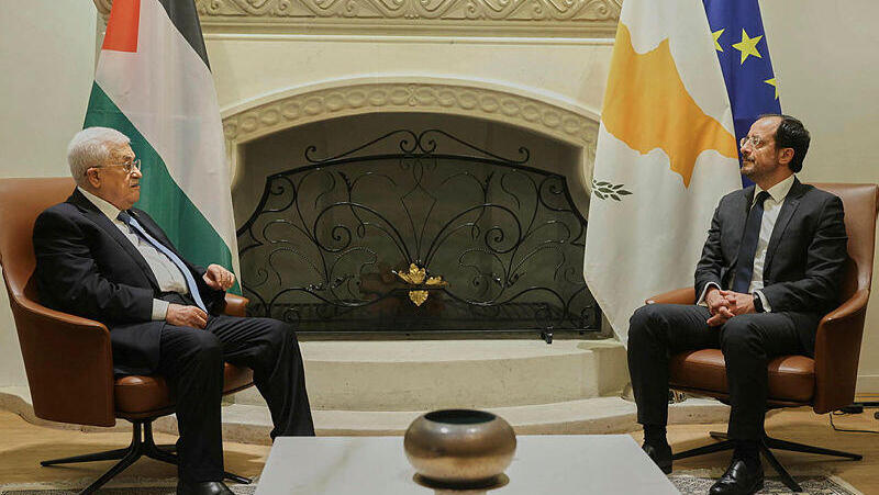 Mahmoud Abbas meeting with the president of Cyprus (Photo: AP) יו"ר הרשות הפלסטינית אבו מאזן, נשיא קפריסין ניקוס כריסטודולידיס