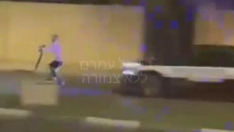 תיעוד הדריסה של הנער שהתגרה בשוטרים בעודו רוכב על קורקינט