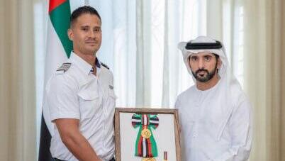 The decoration awarded to Fijian pilot Henson Steven (Photo: X) הטייסים שהנחיתו את טיסת פליי דובאי בסעודיה