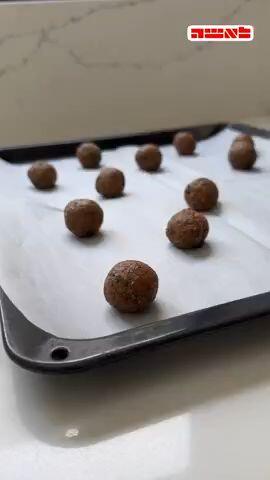 אסי רוז מלמדת להכין בזריזות קרקרים לנשנוש