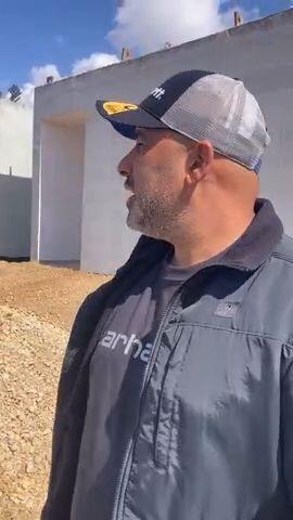 מיגיוניות שהציבו במגרשי הכדורגל לקראת חידוש המשחקים בצל המלחמה