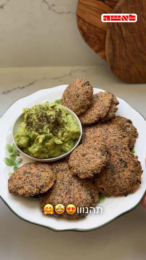 אסי רוז מלמדת להכין בזריזות קרקרים לנשנוש