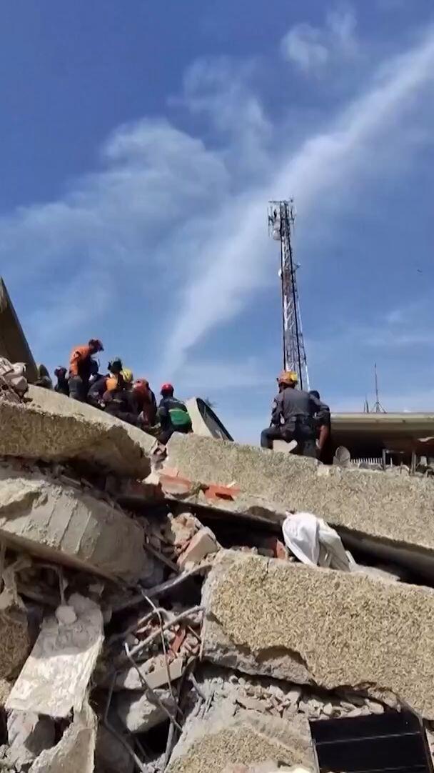 Rescuers search for survivors with their bare hands in Venezuela