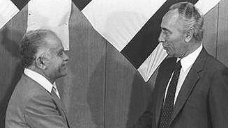 שמעון פרס ויצחק שמיר. הראשון נכשל ב"תרגיל המסריח" - והשני הקים ממשלה עם החרדים