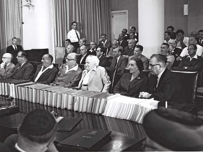 בן גוריון ושרי ממשלתו ב-1961. הזדעק, אבל נאלץ לבסוף קיבל את עמדת היועמ"ש (צילום: פריץ כהן, לע"מ) בן גוריון ושרי ממשלתו ב-1961. הזדעק, אבל נאלץ לבסוף קיבל את עמדת היועמ"ש