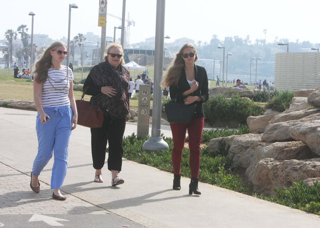 אסתי גינזבורג פפראצי אסתי גינזבורג אדריאן גינזבורג יעל גינזבורג