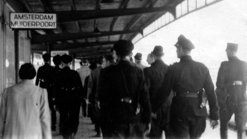 Nazi soldiers raid Jewish neighborhood in Amsterdam in WWII (Photo: AFP) Nazi soldiers raid Jewish neighborhood in Amsterdam in WWII
