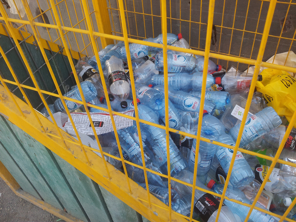 בקבוקים גדולים במיחזורית בקבוקים גדולים במיחזורית