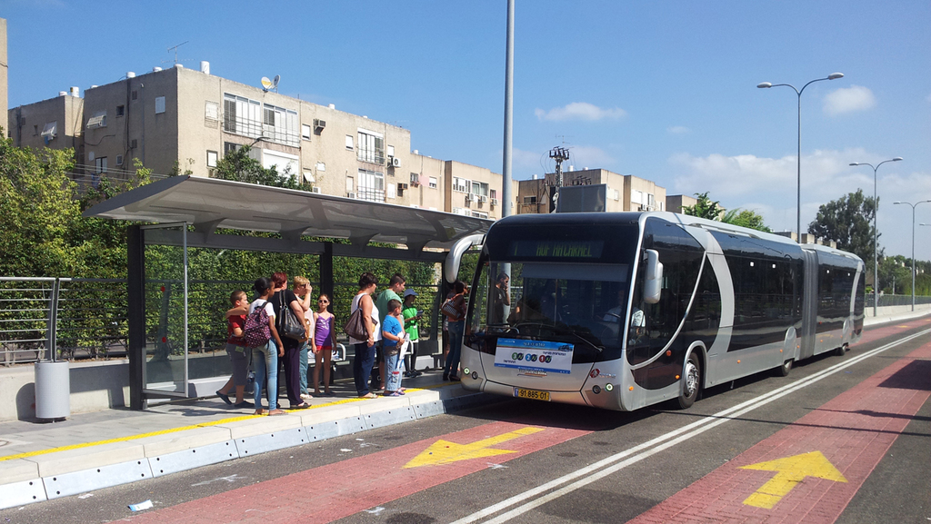 המטרונית. רק חוצה את הקריות, לא נכנסת לשכונות (צילום: אחיה ראב"ד) המטרונית. רק חוצה את הקריות, לא נכנסת לשכונות