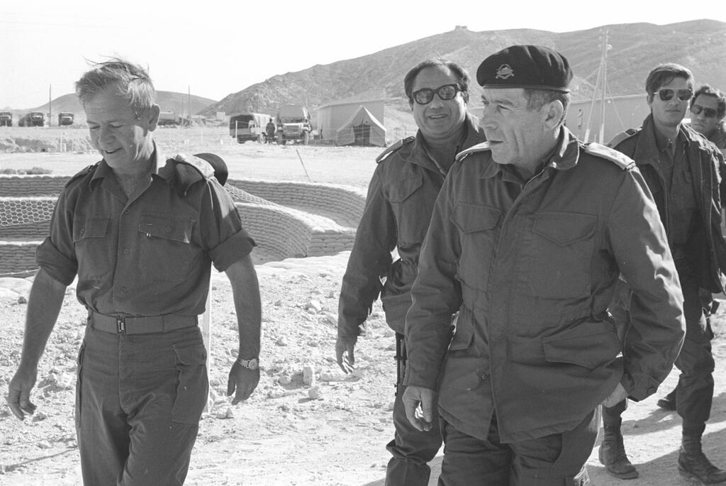 גורודיש מאחורי ישראל טל ומנחם מרון. "עם מנדי לא הייתה לי בעיה" (צילום: במחנה, מוריס) גורודיש מאחורי ישראל טל ומנחם מרון. "עם מנדי לא הייתה לי בעיה"