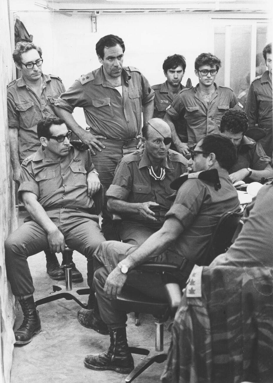 גורודיש עם דיין וגנדי, במוצב הפיקוד של פיקוד דרום (צילום: דובר צה"ל) גורודיש עם דיין וגנדי, במוצב הפיקוד של פיקוד דרום