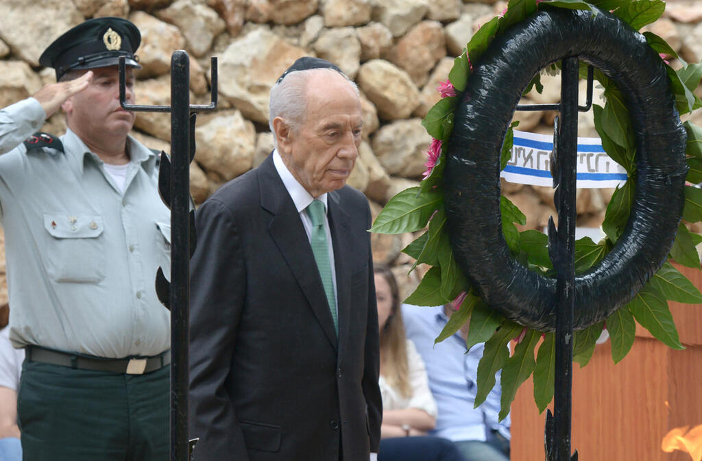 פרס ז"ל באזכרה לזאבי. "המצאת את הנוסחה כדי לגונן על המדיניות הכושלת של שר החוץ?" (צילום: מארק ניימן, לע"מ) פרס ז"ל באזכרה לזאבי. "המצאת את הנוסחה כדי לגונן על המדיניות הכושלת של שר החוץ?"