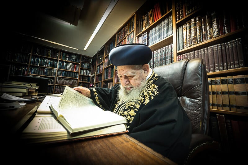הרב עובדיה יוסף. חתם במילים "בידידות נאמנה ובכבוד רב" (צילום: ישראל ברדוגו) הרב עובדיה יוסף. חתם במילים "בידידות נאמנה ובכבוד רב"