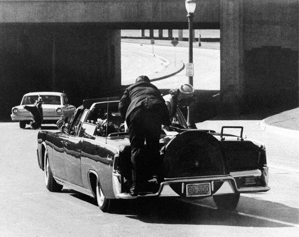 רגע ההתנקשות בג'ון קנדי ב-1963 (צילום: AP) רגע ההתנקשות בג'ון קנדי ב-1963