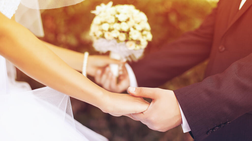 מתחתנים מאוחר יותר. אילוסטרציה (צילום: shutterstock) מתחתנים מאוחר יותר. אילוסטרציה