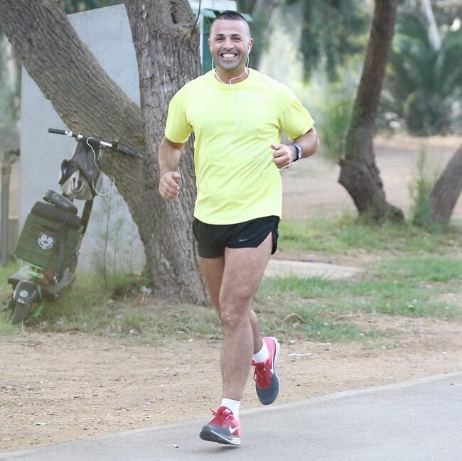 מזיעים עליך. נדב אבוקסיס (ראובן שניידר) מזיעים עליך. נדב אבוקסיס