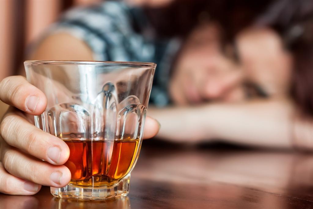 רבים פונים לאלכוהול לצורך טיפול עצמי במצבי משבר