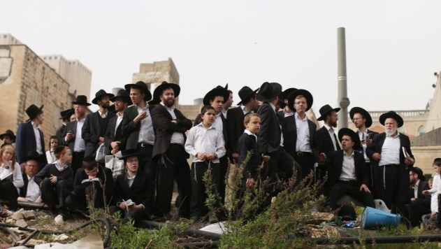 המדינה תבחן אם לרכוש טלפונים לחרדים