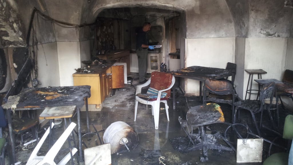 שלושה בקבוקים של חומר דליק. השריפה בבית הקפה (צילום: איתי בלומנטל) שלושה בקבוקים של חומר דליק. השריפה בבית הקפה