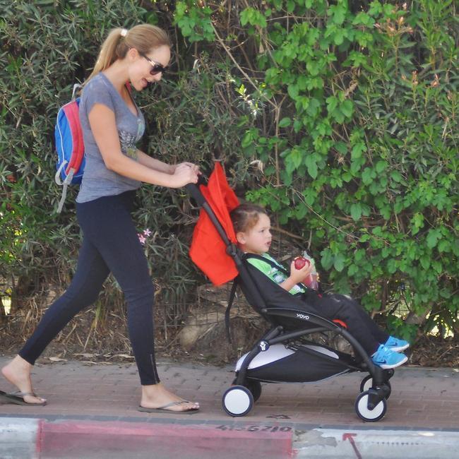 מיס קוסומוי? מירי ורפאל קובו-בוהדנה מתגלגלים (צילום: צ'ינו פפארצי) מיס קוסומוי? מירי ורפאל קובו-בוהדנה מתגלגלים
