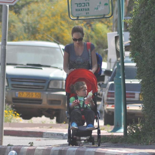 הכל מקנאה. חג שמח בייב (צילום: צ'ינו פפארצי) הכל מקנאה. חג שמח בייב