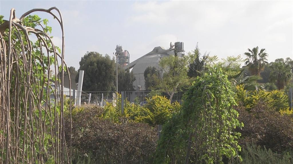 מפעל נשר ברמלה (צילום: אלי מנדלבאום) מפעל נשר ברמלה
