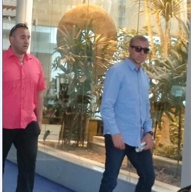 רומן אברמובץ' שולח מבט מצמית לאורח שצילם אותו רומן אברמובץ' שולח מבט מצמית לאורח שצילם אותו