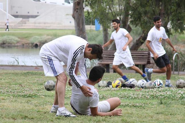 הוא נפל מההלם. אקי אבני עוזר לחבר