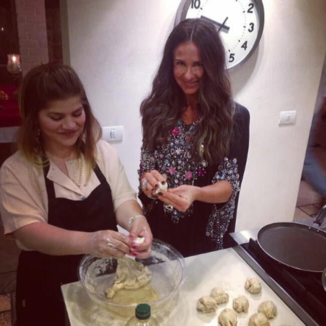 ג'קי מלמדת את לאה לאפות (צילום: Instagram) ג'קי מלמדת את לאה לאפות