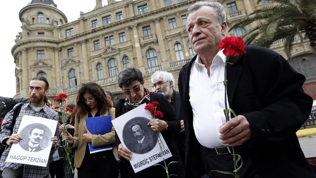 Armenians show signs of Turkey's victims (Photo: EPA) Armenians show signs of Turkey's victims