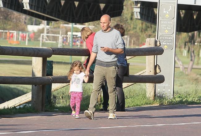 אבא גנוב. וחתיך (צילום: ראובן שניידר) אבא גנוב. וחתיך