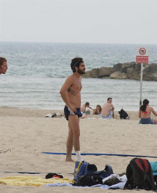 הנחש בא. אושרי כהן אורז לבד (צילום: מוטי לבטון) הנחש בא. אושרי כהן אורז לבד