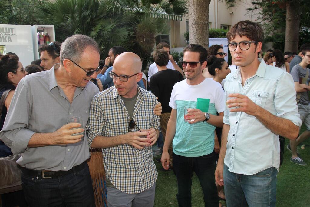 אחוות המשקפיים. ליאון רוזנברג, גורי אלפי, מולי שגב והבמאי אבי נשר (צילום: אור גפן) אחוות המשקפיים. ליאון רוזנברג, גורי אלפי, מולי שגב והבמאי אבי נשר