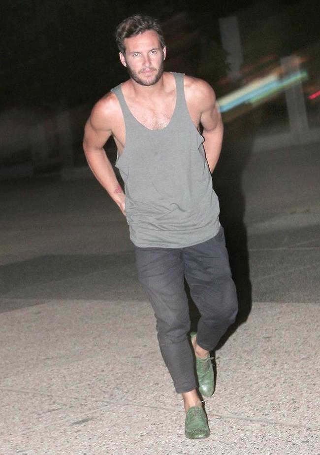 גם את אנחל לא היינו מסלקים מהמיטה