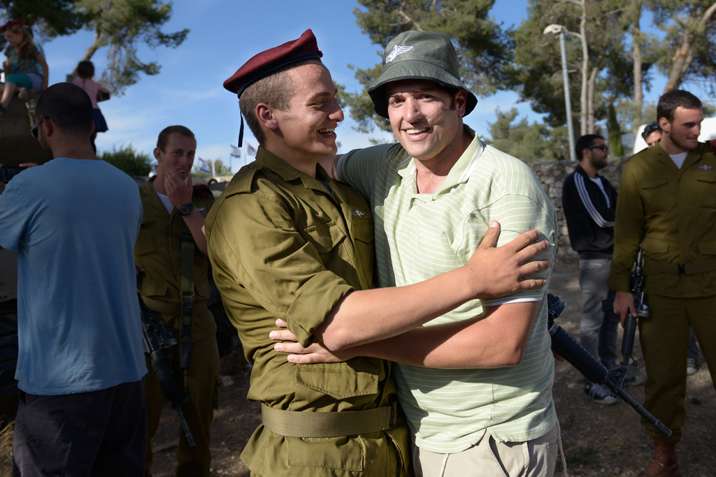ארכיון. קרוב עם אחיו שסיים מסע כומתה בצנחנים (צילום: דובר צהל ) ארכיון. קרוב עם אחיו שסיים מסע כומתה בצנחנים