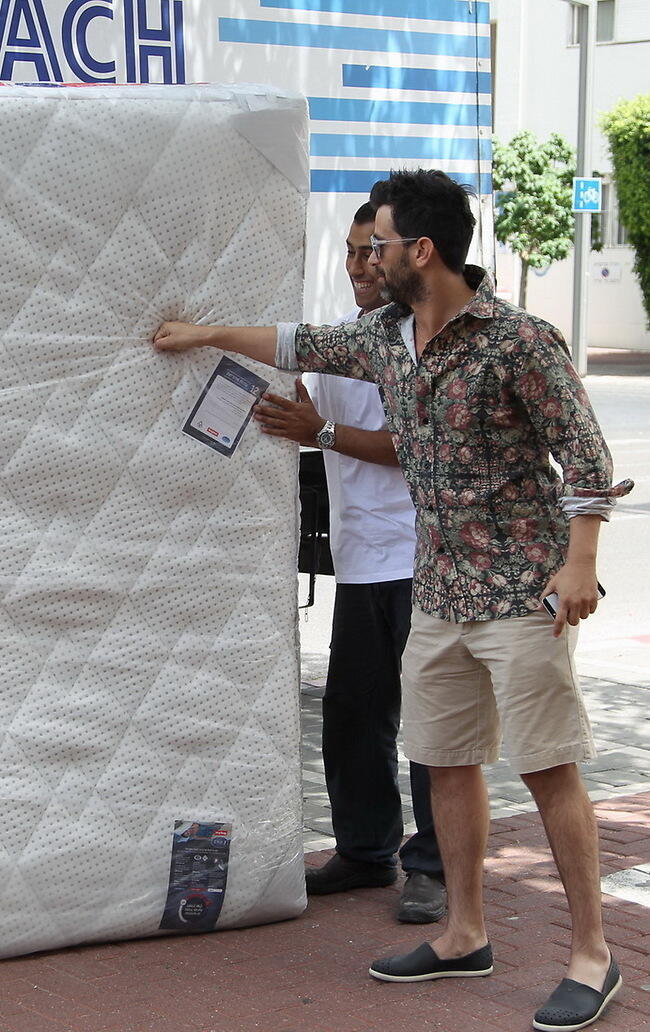 בודק את הסחורה. יהודה לוי עובר דירה (צילום: רפי דלויה) בודק את הסחורה. יהודה לוי עובר דירה