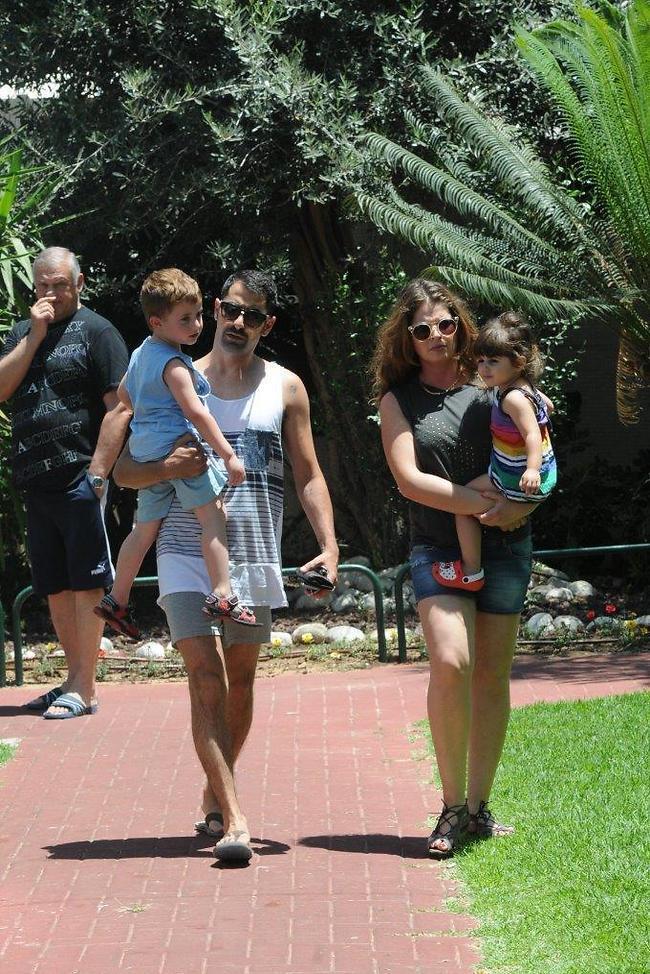 בואו, תתפשטו, תצטרפו לחגיגה. אסי ואפרת מגיעים (צילום: ברק פכטר) בואו, תתפשטו, תצטרפו לחגיגה. אסי ואפרת מגיעים