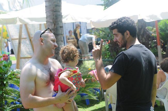 "תיזהרי לא להשפריץ על הילדים שלי!". לא מתעסקים עם אבי הטחול (צילום: ברק פכטר) "תיזהרי לא להשפריץ על הילדים שלי!". לא מתעסקים עם אבי הטחול