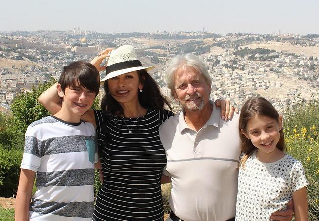 אולי תעשו כבר עלייה וזהו? מייקל דאגלס, קתרין זיטה והילדים (צילום: גבריאל סמיט ויחיאל סלומון) אולי תעשו כבר עלייה וזהו? מייקל דאגלס, קתרין זיטה והילדים