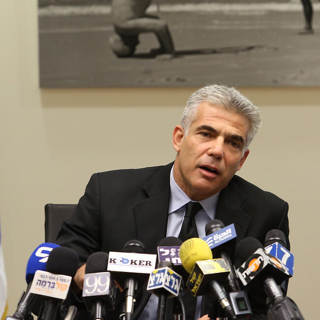 "אני מאוד מאמינה בו". על החבר והשר יאיר לפיד 